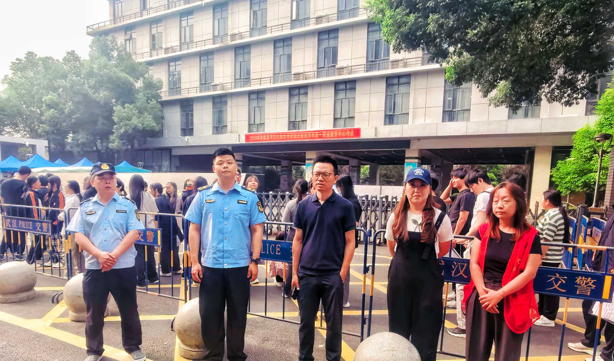 硚口区:提供全方位服务,硚口城管全力护航高考1.jpg