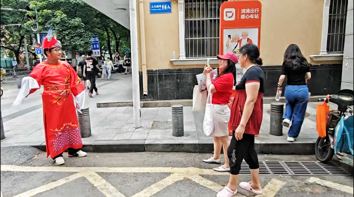 硚口区:提供全方位服务,硚口城管全力护航高考2.jpg