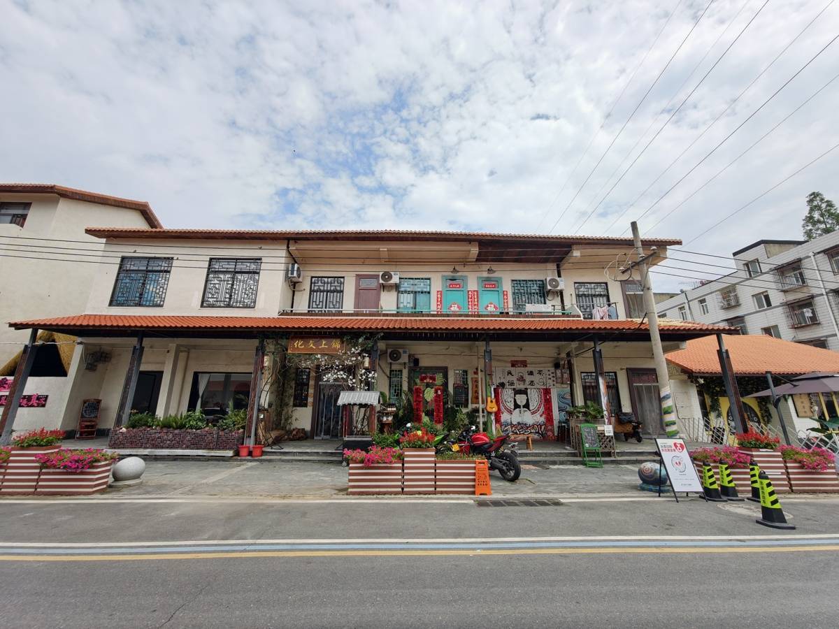 东西湖区:95后开咖啡馆、00后做花艺,曾经的“废品村”吸引年轻人扎堆5.jpg