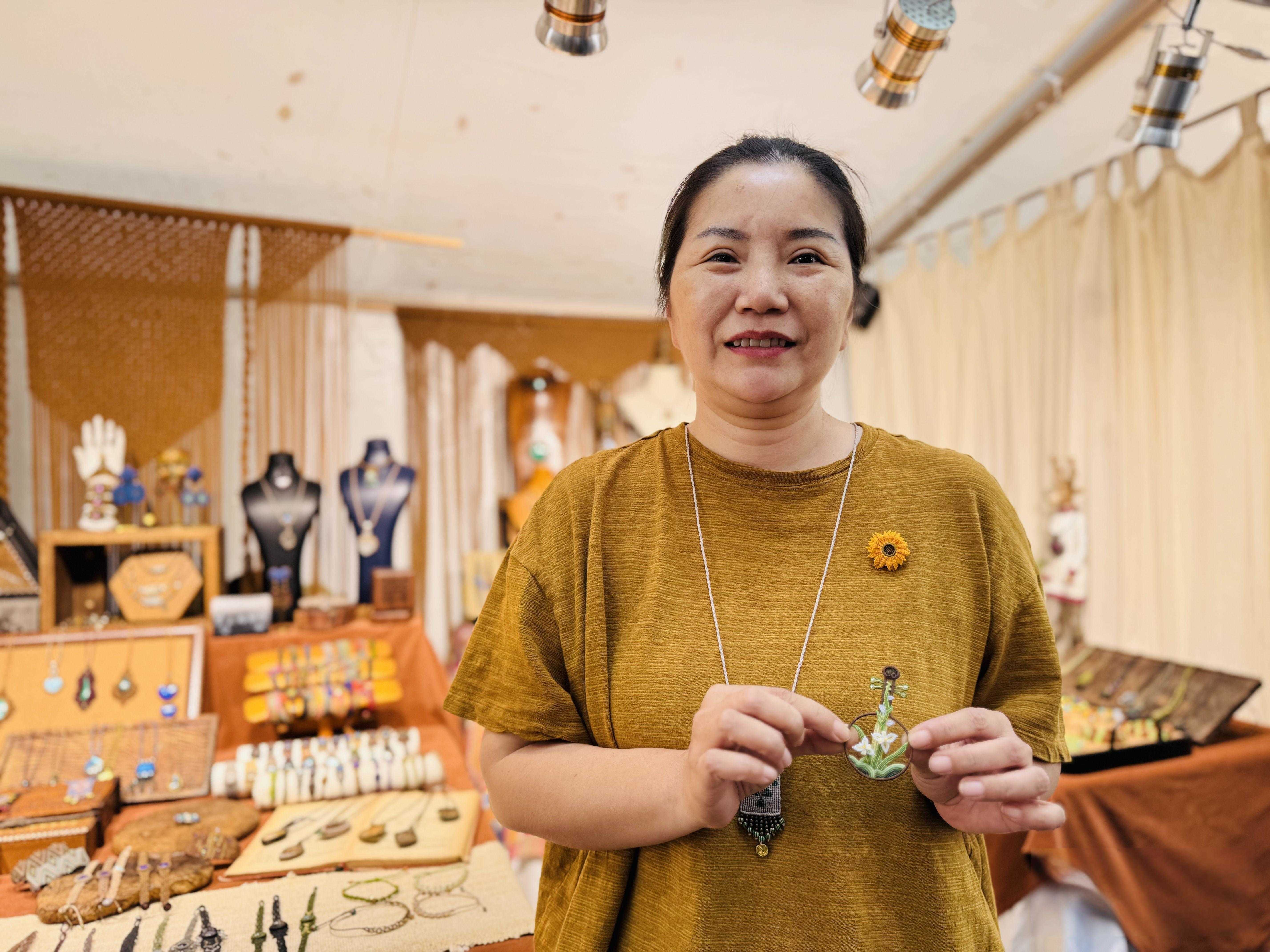 全市首个商业外摆管理智慧平台上线,黎黄陂路摆摊规范生意更红火3.jpeg