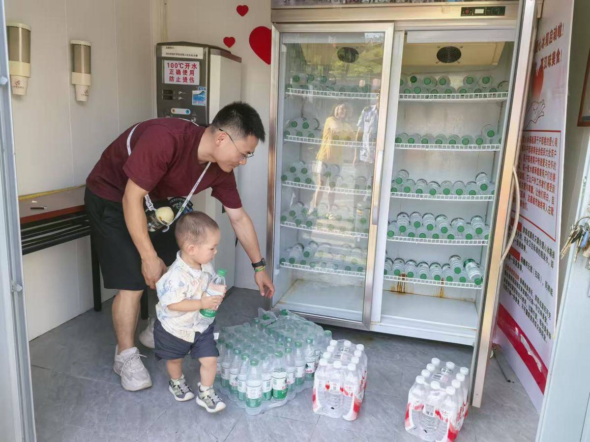 武昌区:户部巷连续5年为户外工作者“送清凉”,累计送出近15万瓶水2.jpg