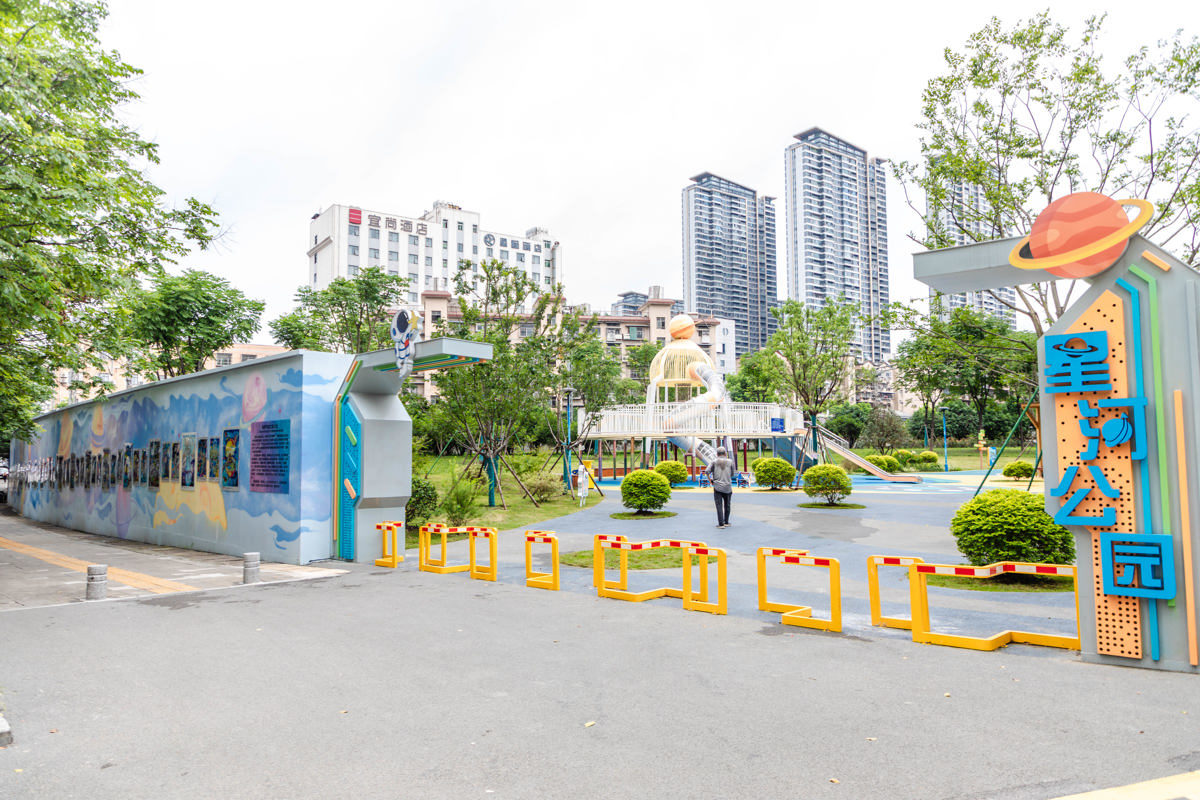 江汉区:79幅“童画”充满遐想,星河公园围墙变身街头美术馆2.jpg
