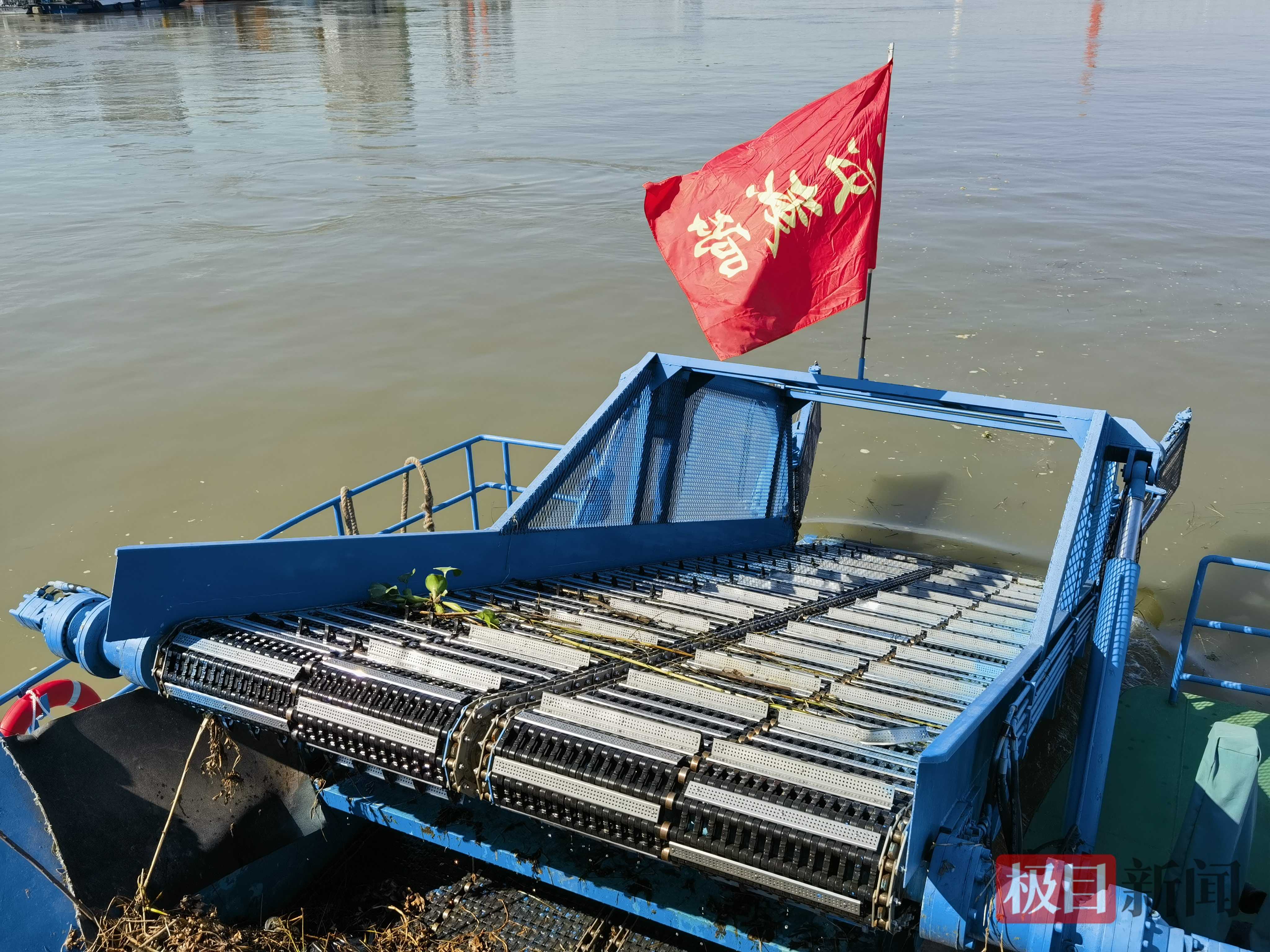 记者直击:武汉水上城管江面清漂,为“泳士”而来6.jpg