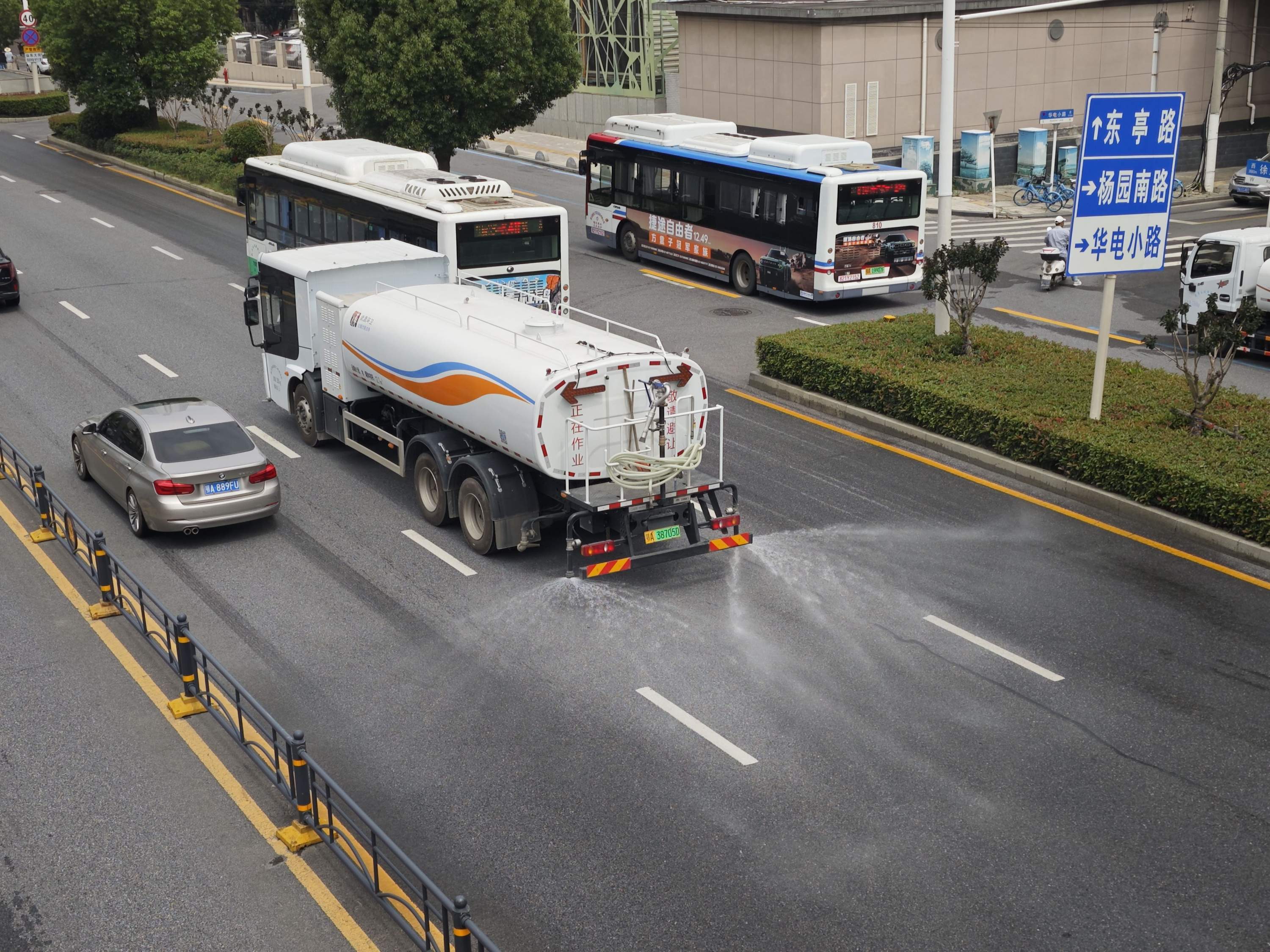 武汉街头织起一张立体降温网,为市民送清凉11.jpeg