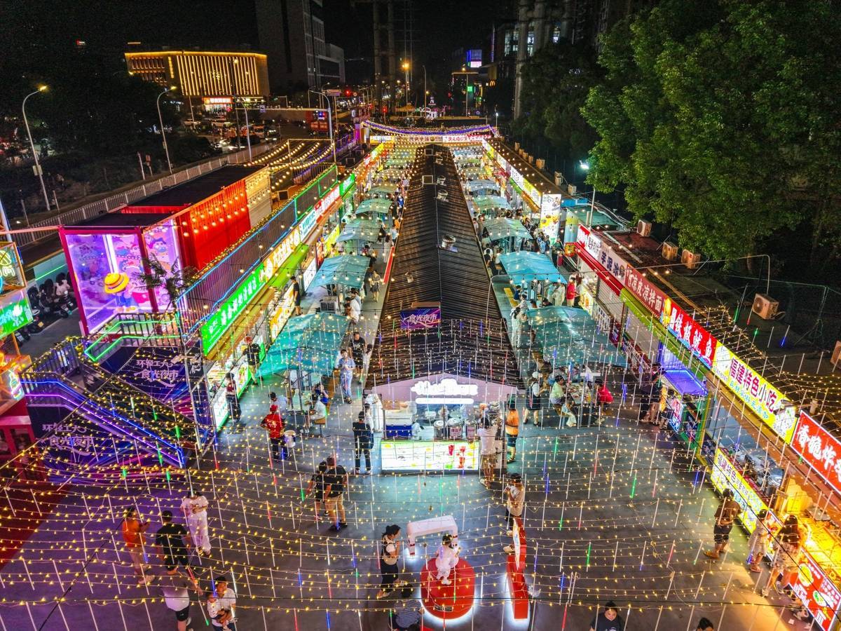 东西湖区:引摊入市破解治理顽疾,金银湖食光夜市“火出圈”2.jpg