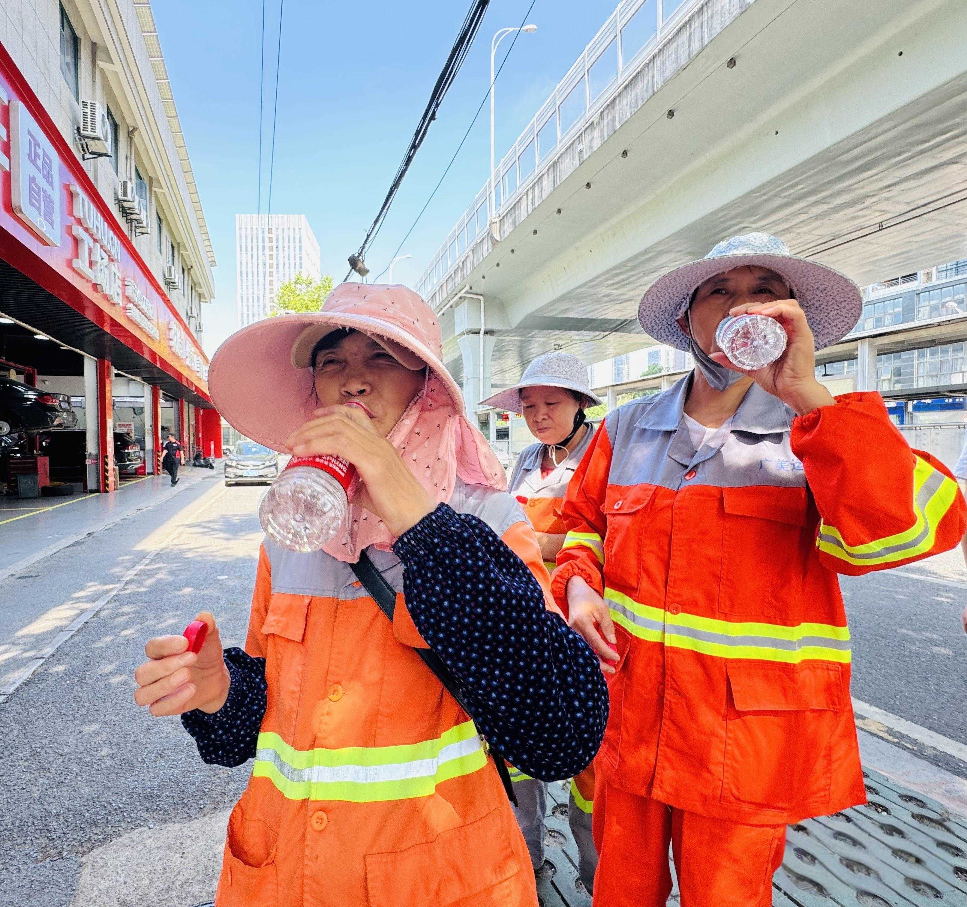 洪山区:招呼户外工作者进来喝水吹空调,养车店店主让出“黄金位置”做公益1.jpeg