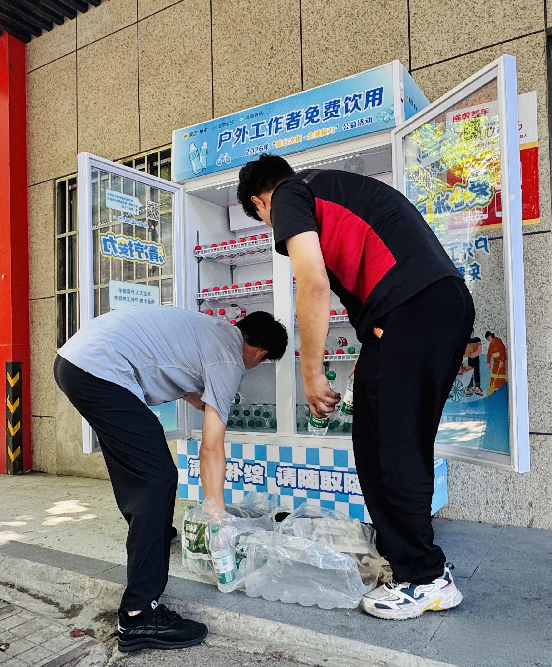 洪山区:招呼户外工作者进来喝水吹空调,养车店店主让出“黄金位置”做公益2.jpeg