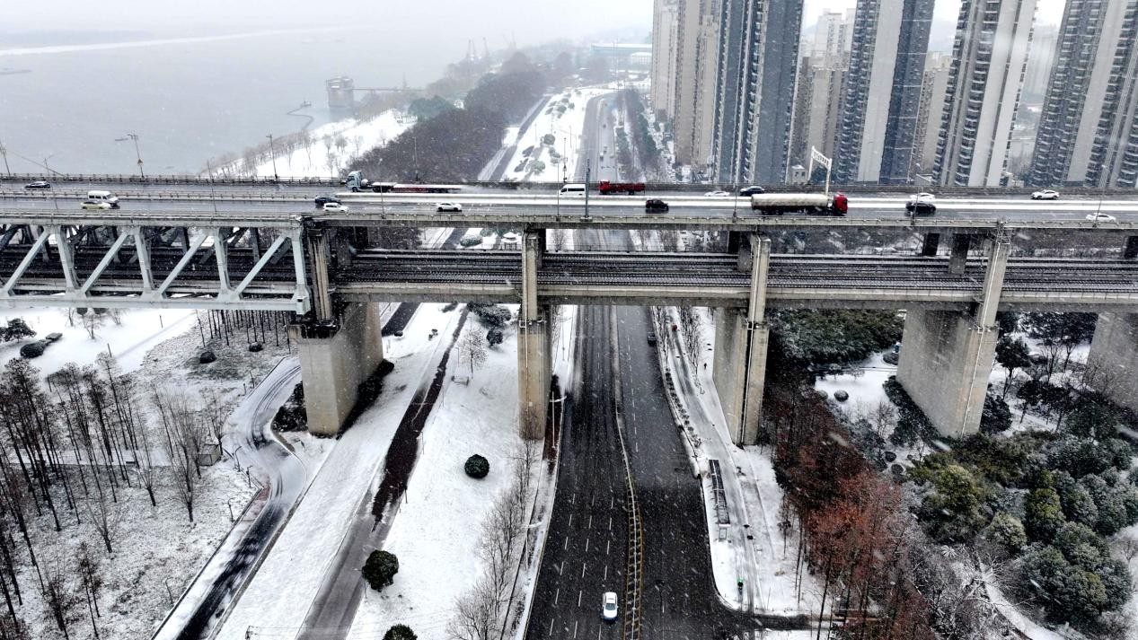 武汉从容应对新年首场雪 城市运行安全有序1.jpg