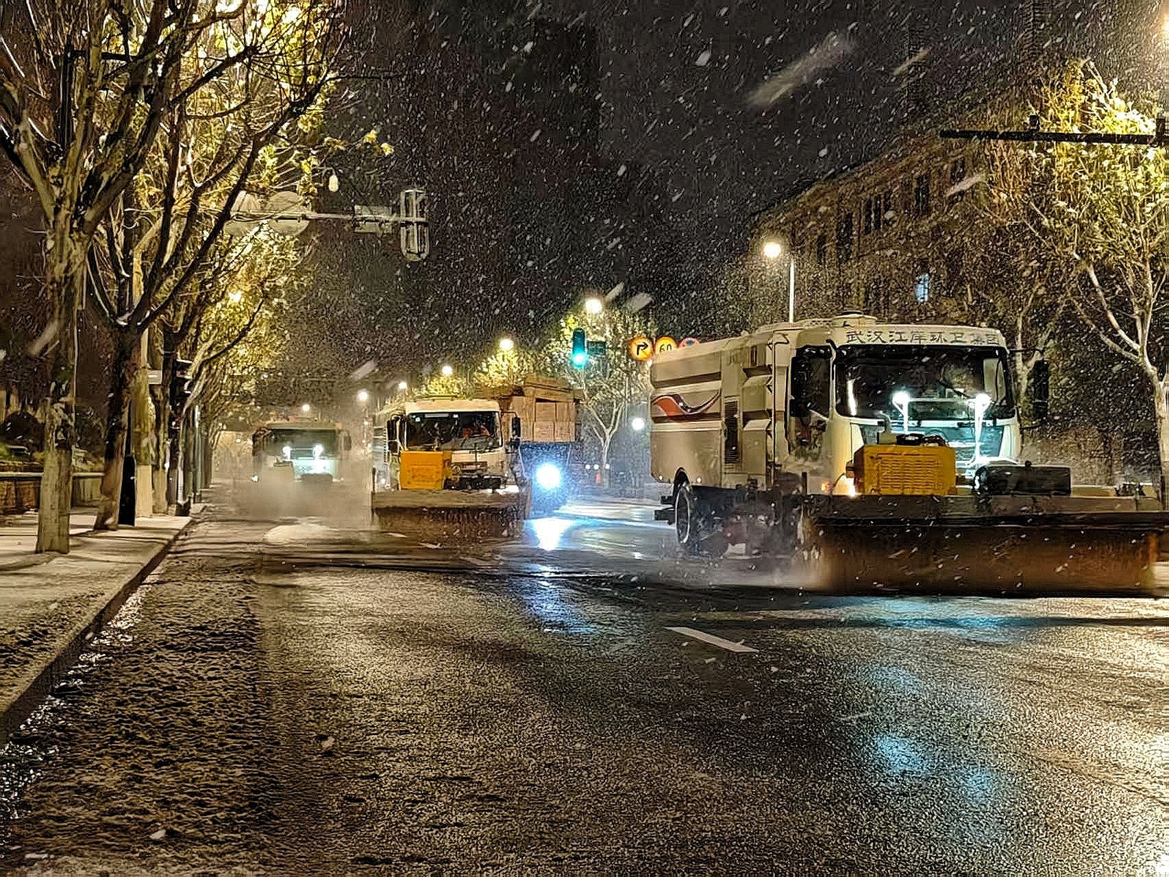 武汉从容应对新年首场雪 城市运行安全有序2.jpg