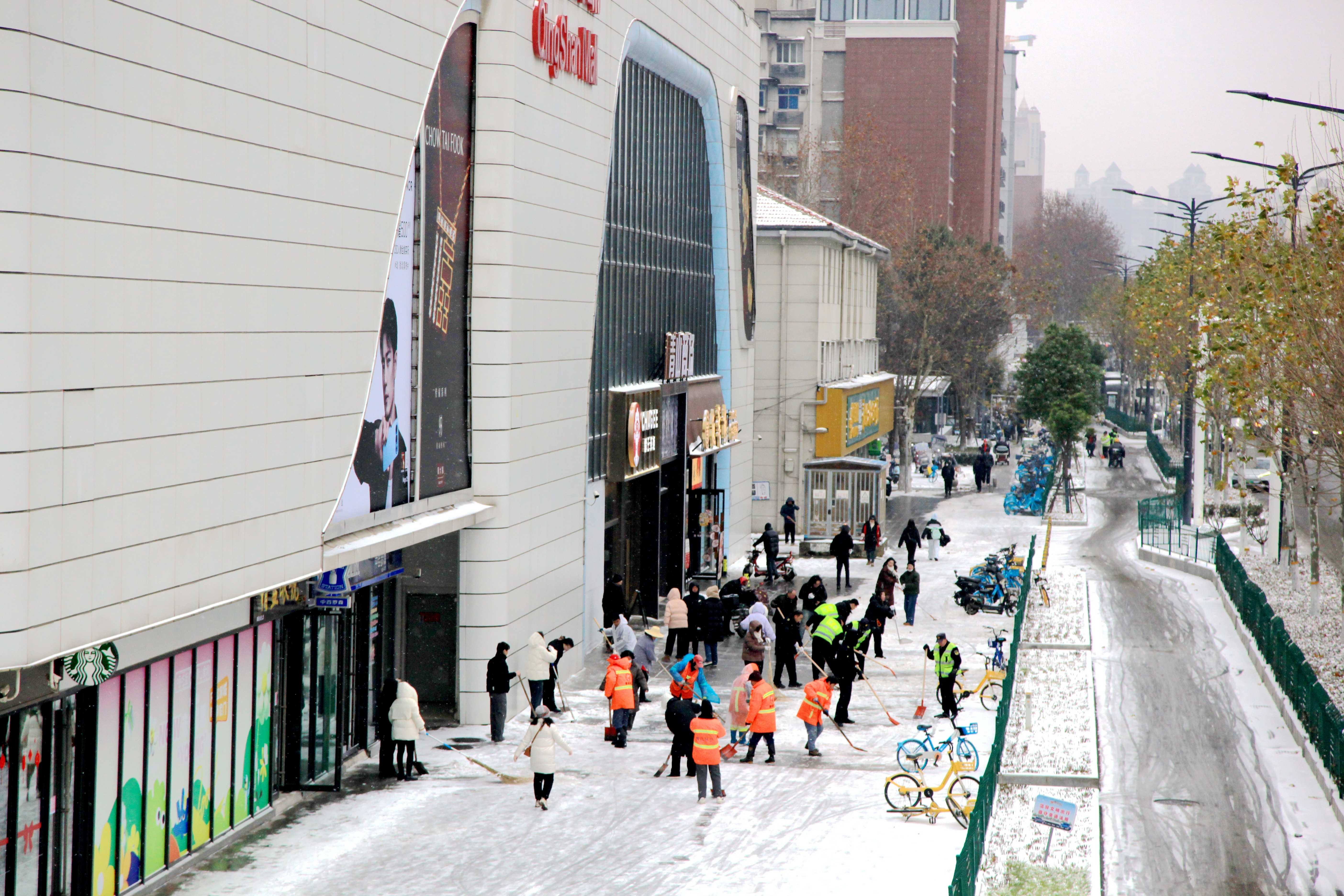 武汉从容应对新年首场雪 城市运行安全有序3.jpg