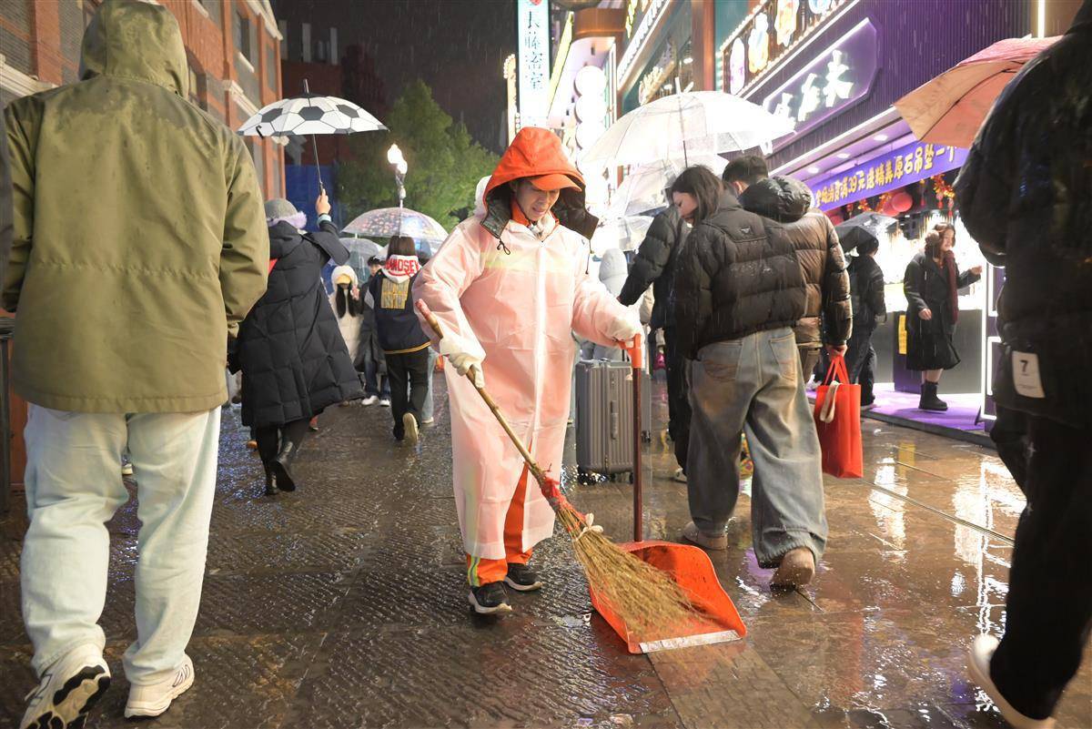 200余位环卫工顶风冒雨让江汉关重现本色1.jpg
