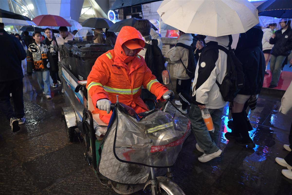 200余位环卫工顶风冒雨让江汉关重现本色2.jpg