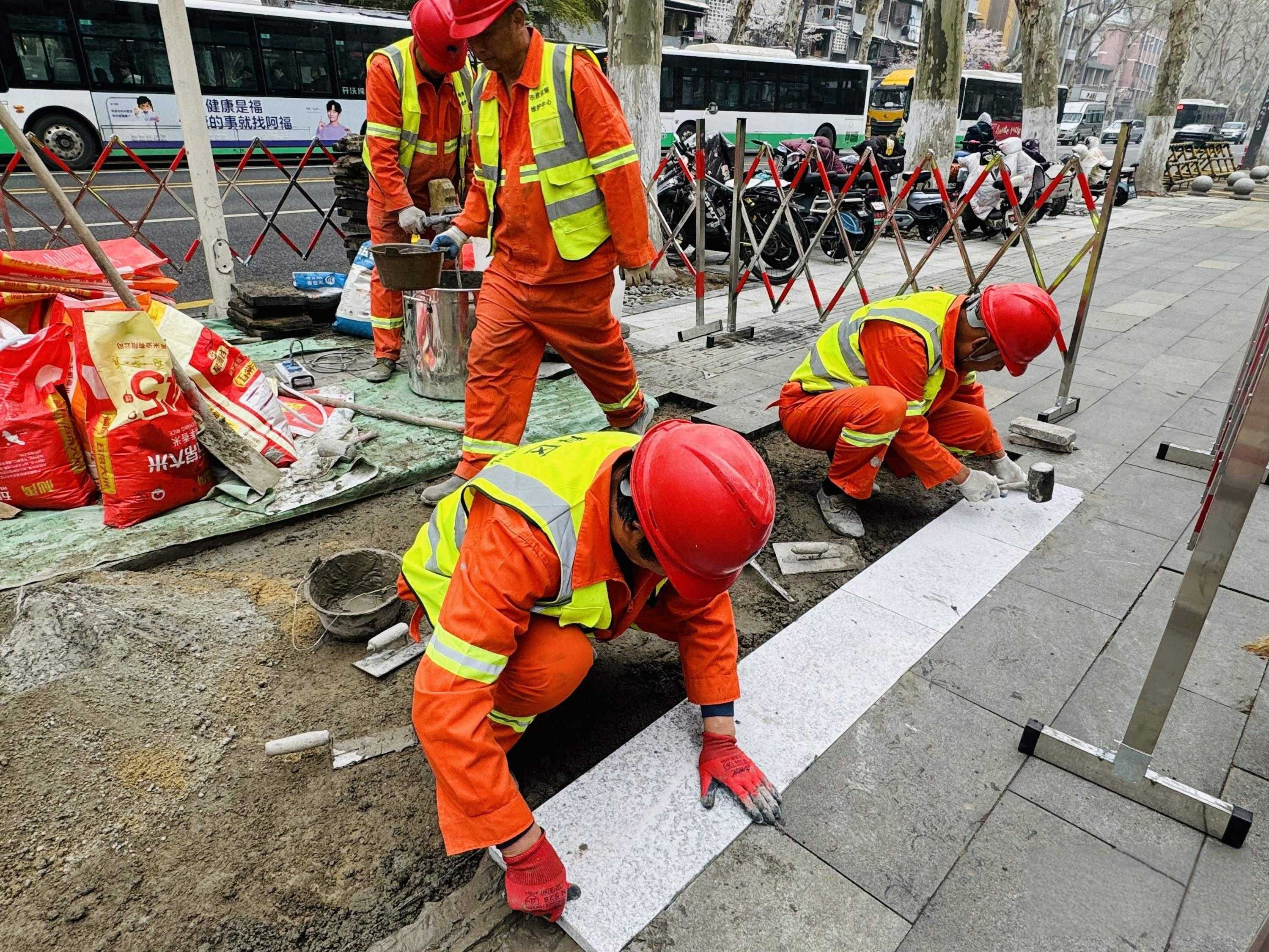 人行道维修启用“速干胶水”,两小时恢复通行3.jpeg