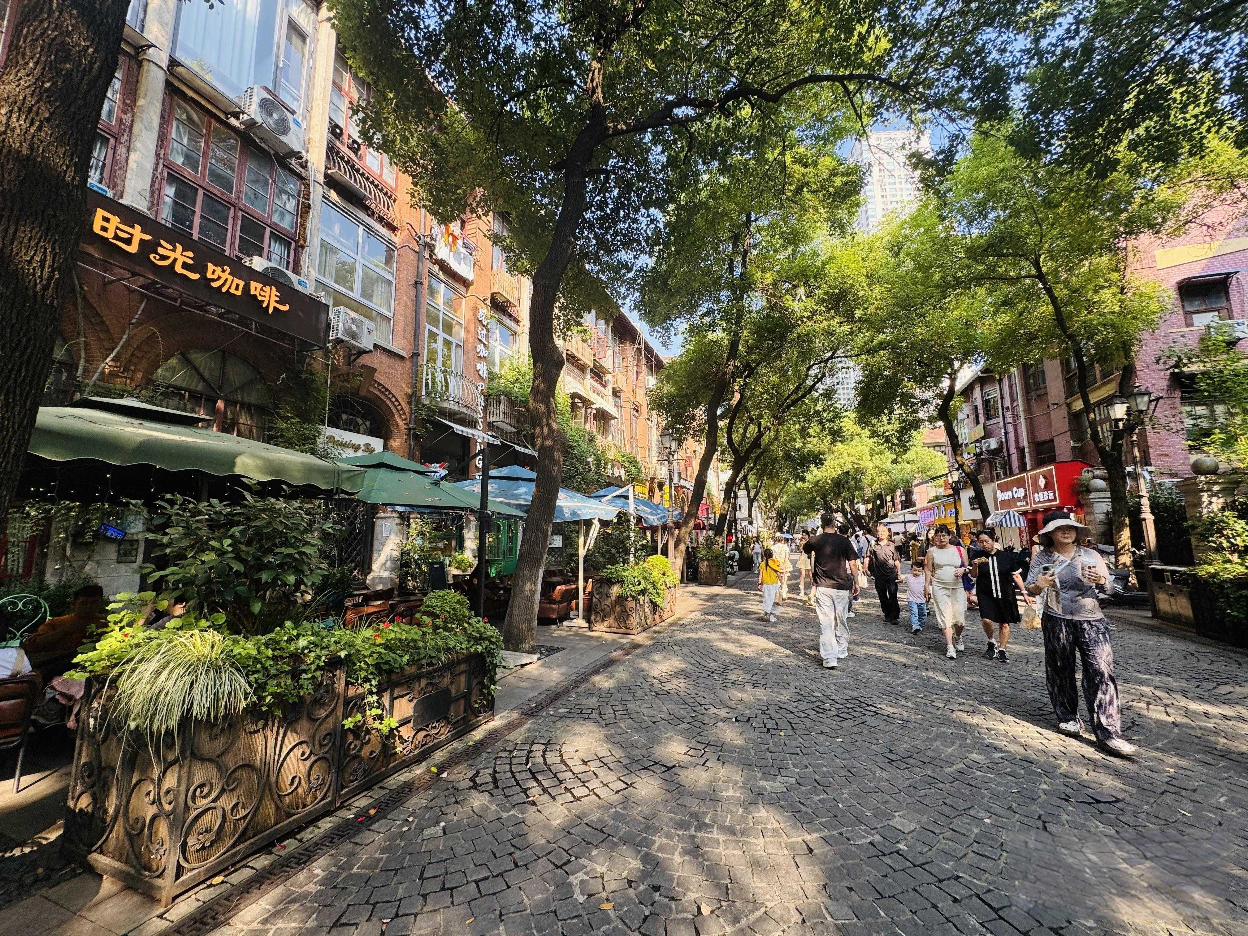 全市首个商业外摆管理智慧平台上线,黎黄陂路摆摊规范生意更红火1.jpeg
