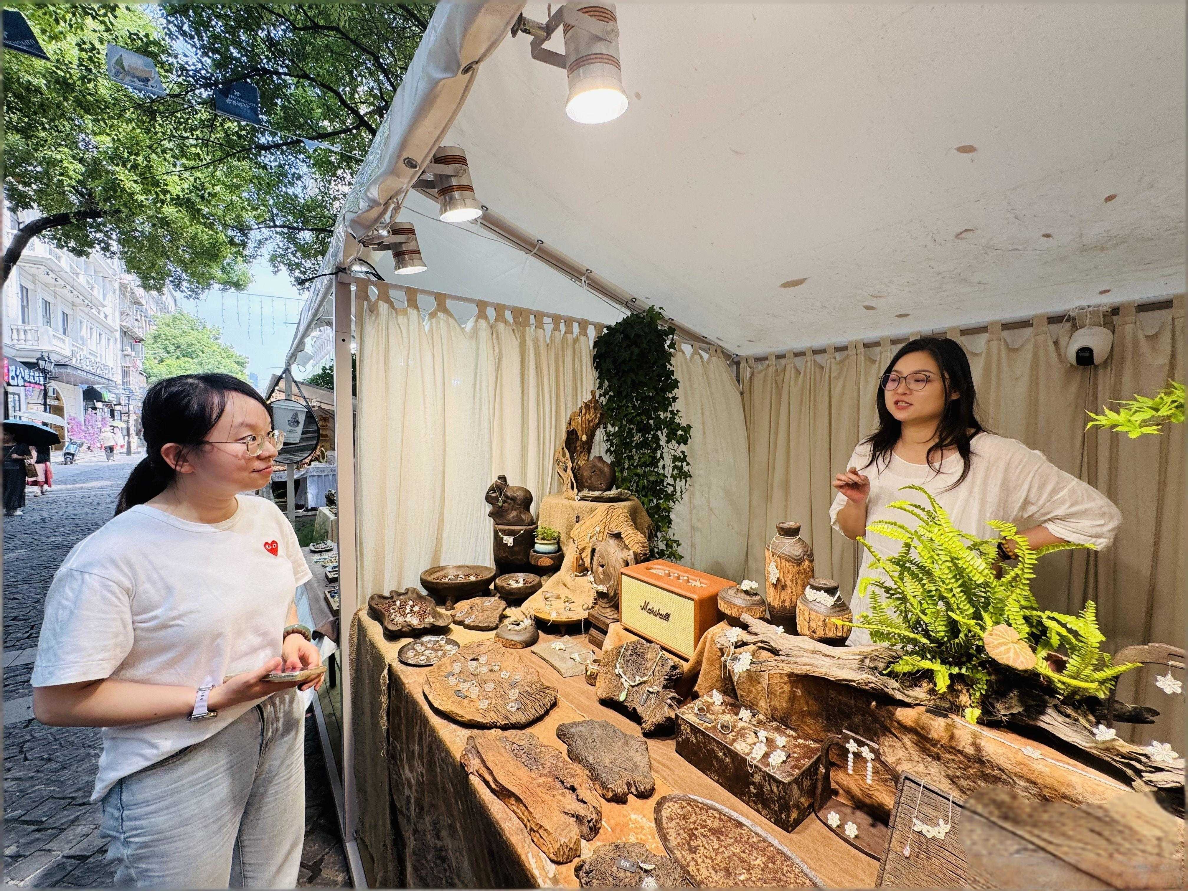 全市首个商业外摆管理智慧平台上线,黎黄陂路摆摊规范生意更红火4.jpeg