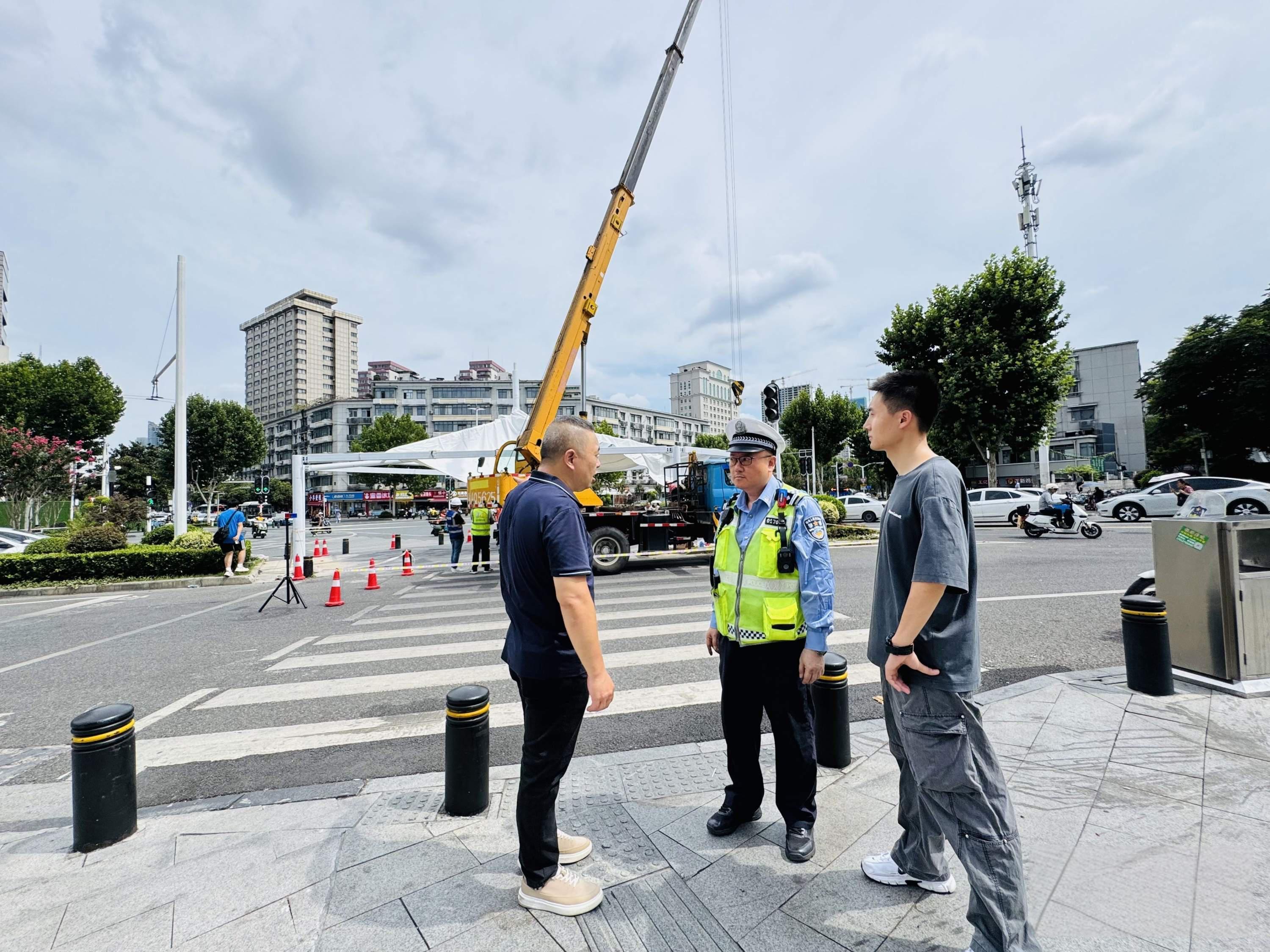 交通路口搭建遮阳雨棚,市民等候红绿灯舒适多了2.jpeg