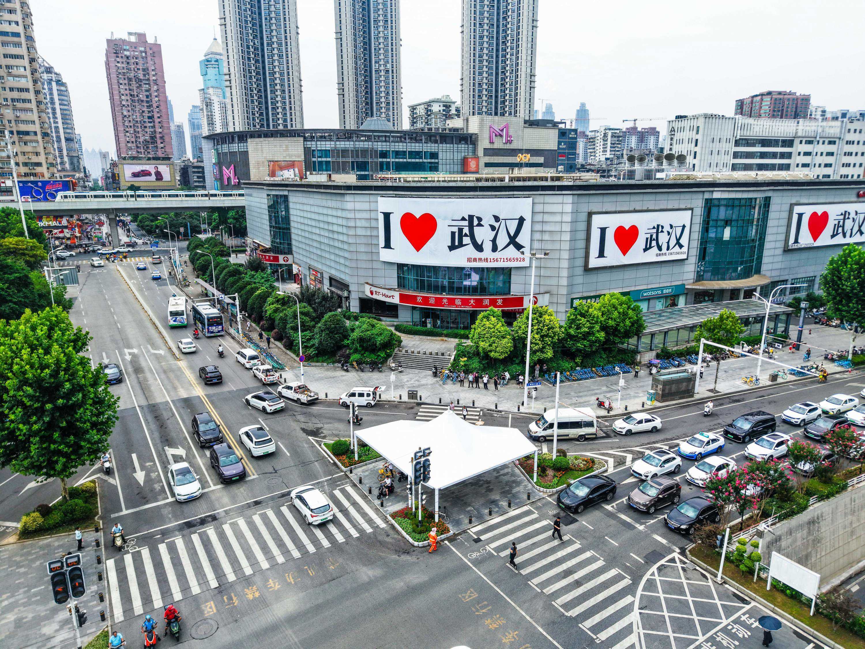 武汉街头织起一张立体降温网,为市民送清凉1.jpeg