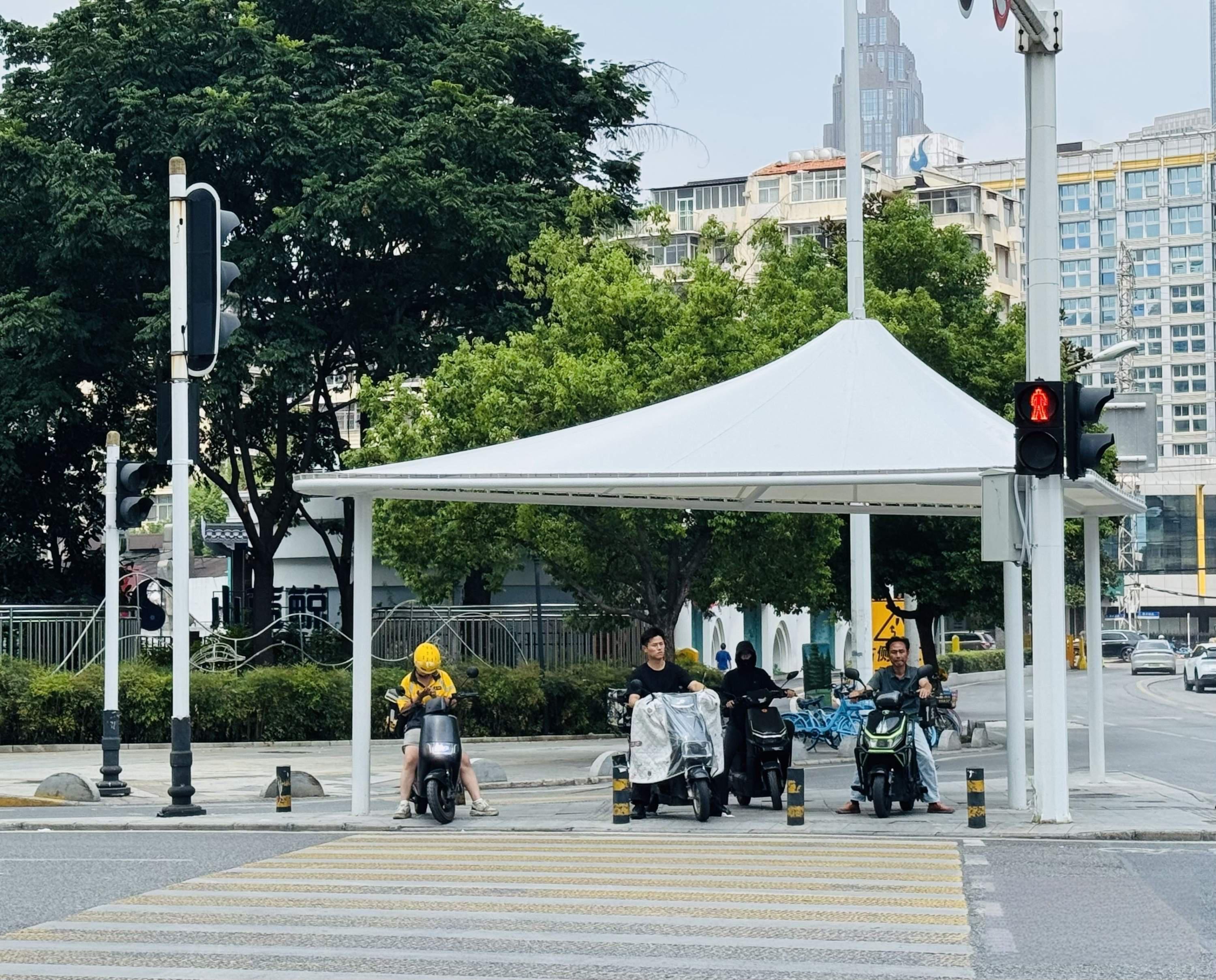武汉街头织起一张立体降温网,为市民送清凉2.jpeg