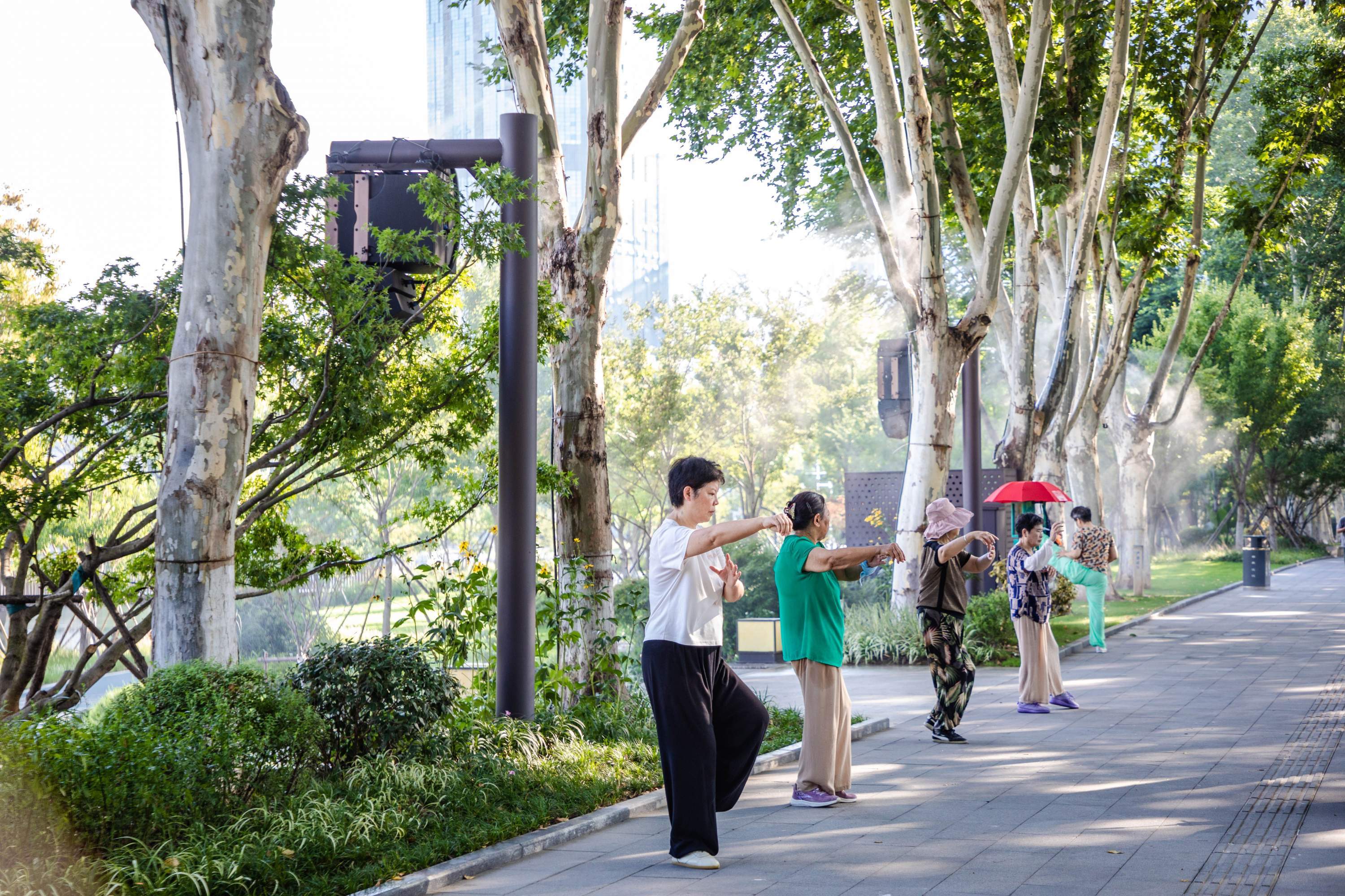 武汉街头织起一张立体降温网,为市民送清凉3.jpeg