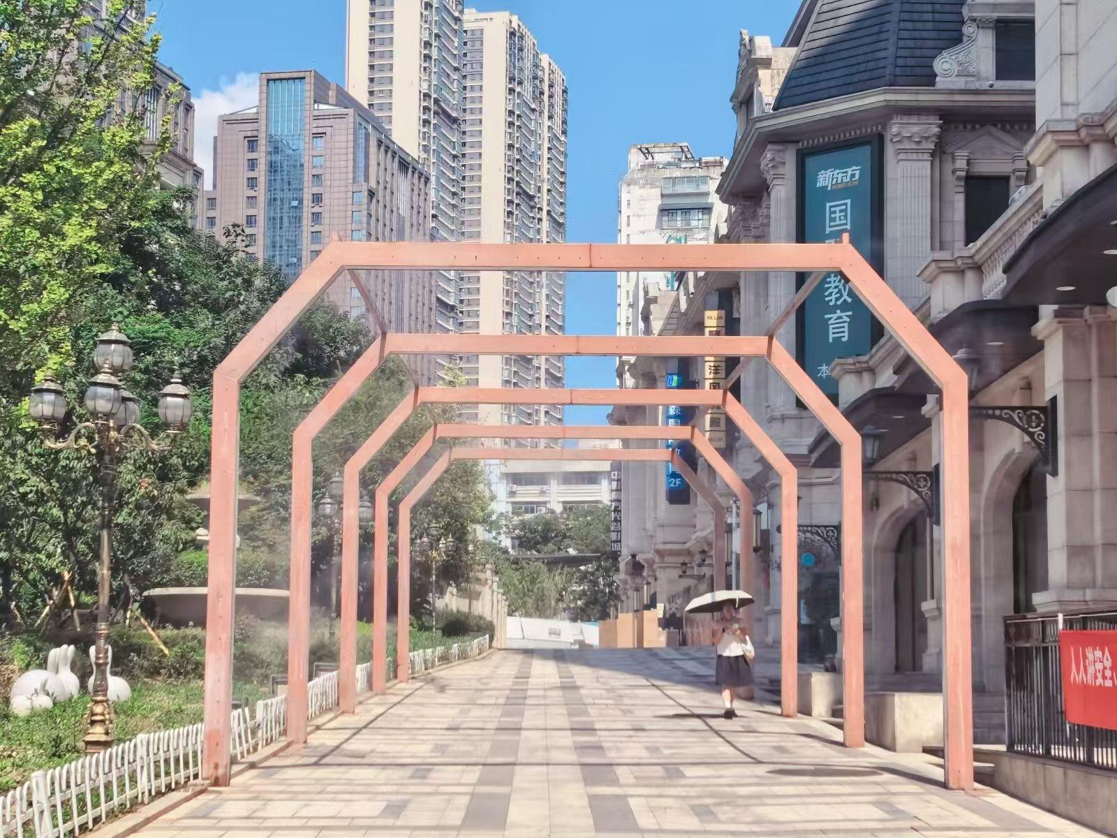 武汉街头织起一张立体降温网,为市民送清凉8.jpeg