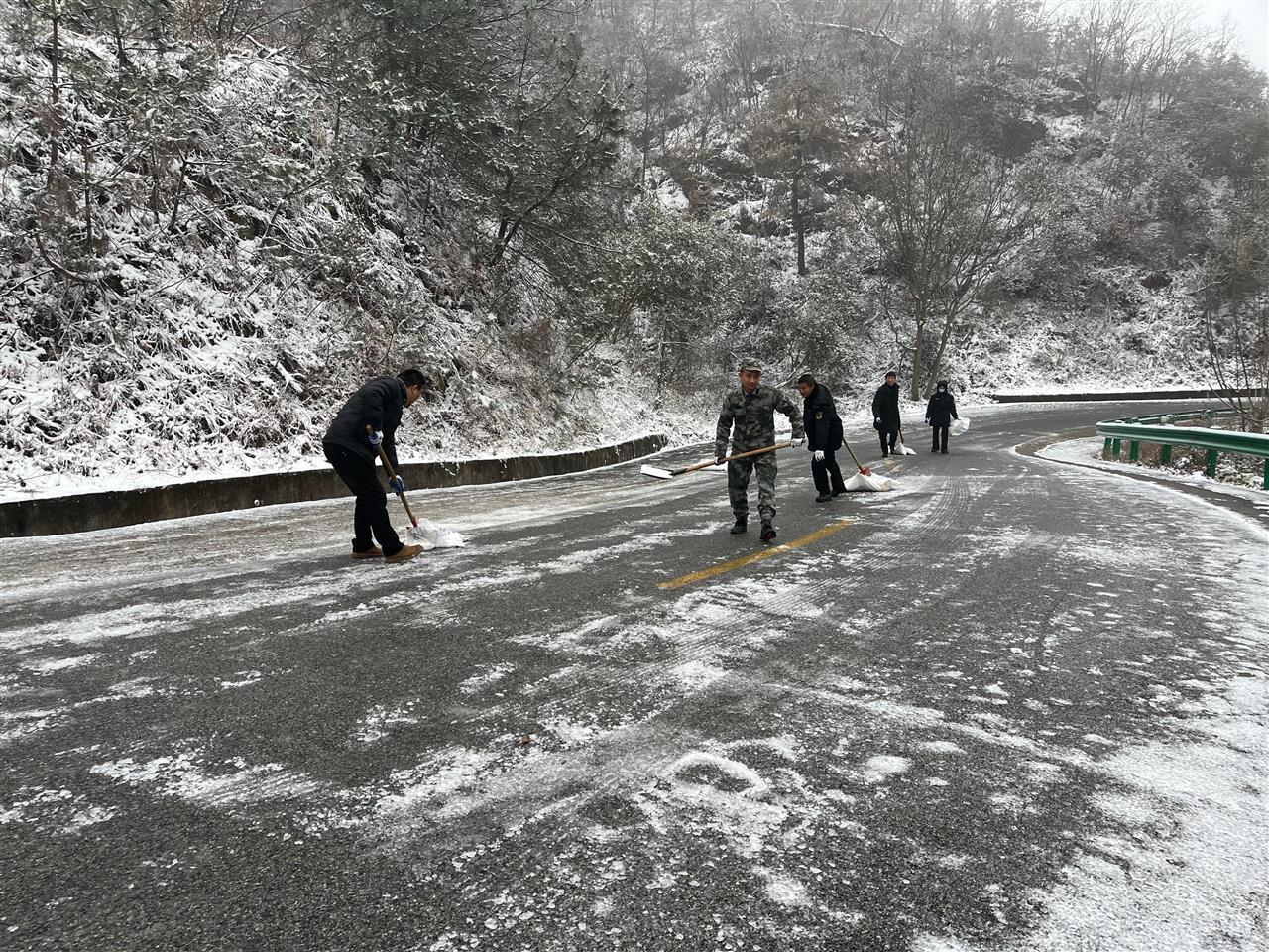 黄陂区蔡店街融雪除冰守护游客安全出行1.jpg
