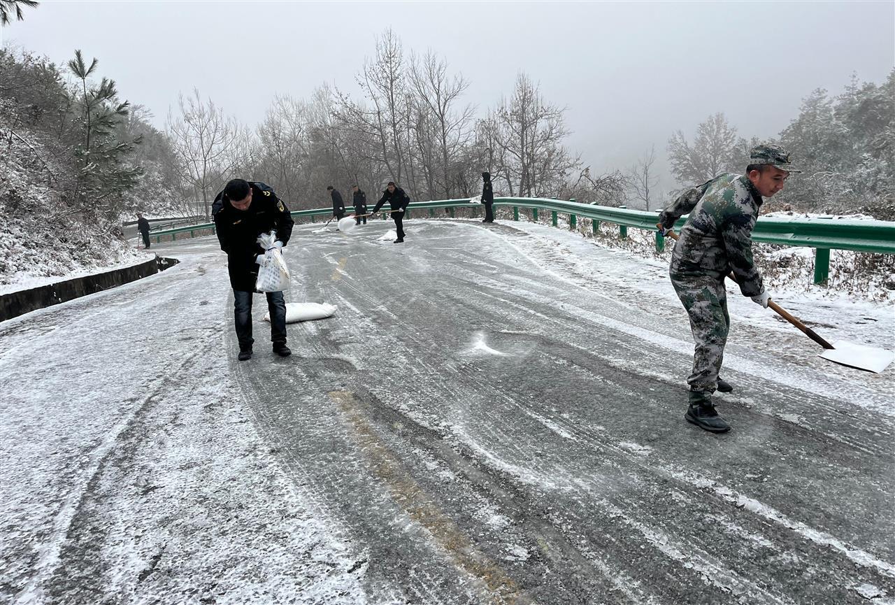 黄陂区蔡店街融雪除冰守护游客安全出行2.jpg