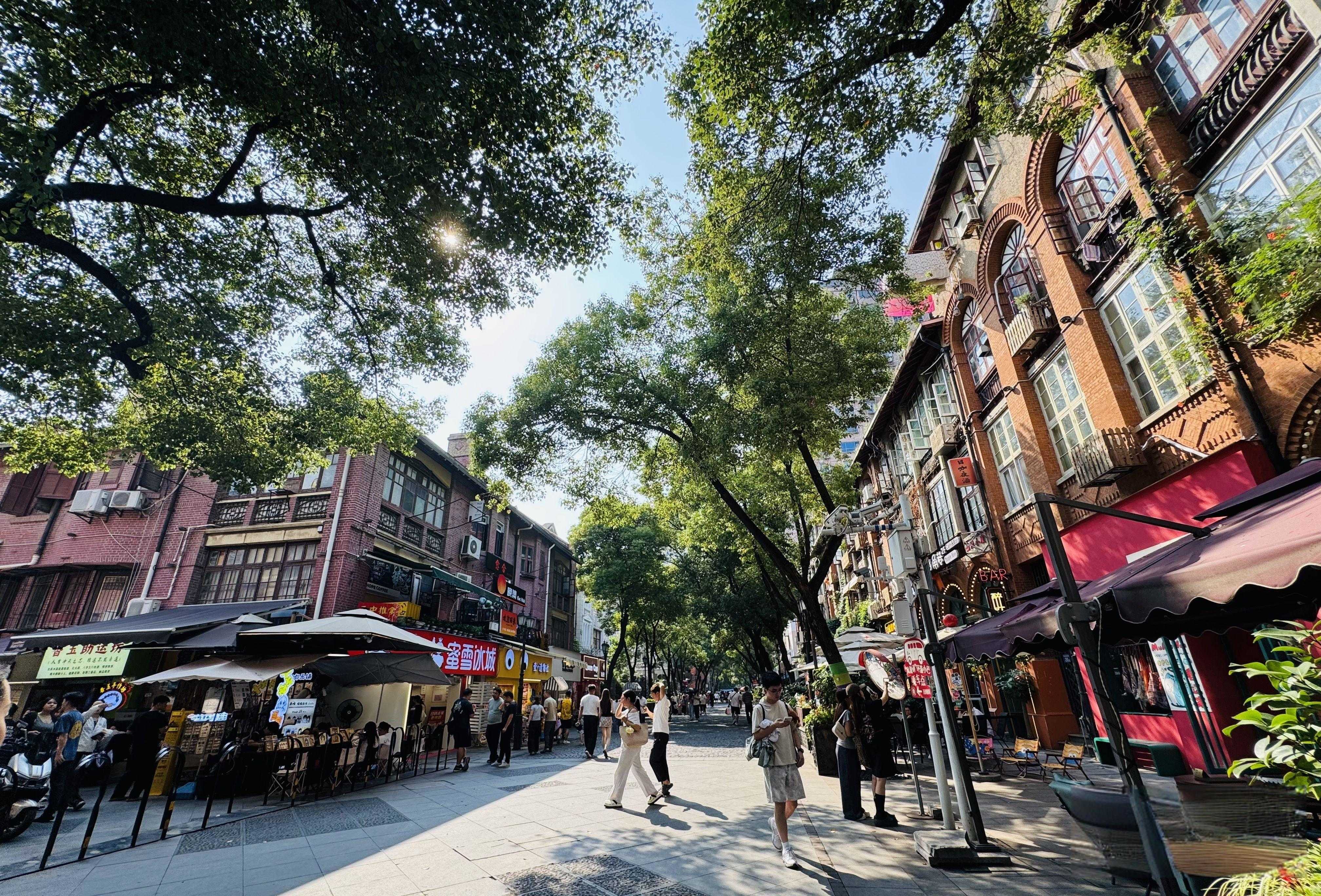 全市首个商业外摆管理智慧平台上线,黎黄陂路摆摊规范生意更红火9.jpeg