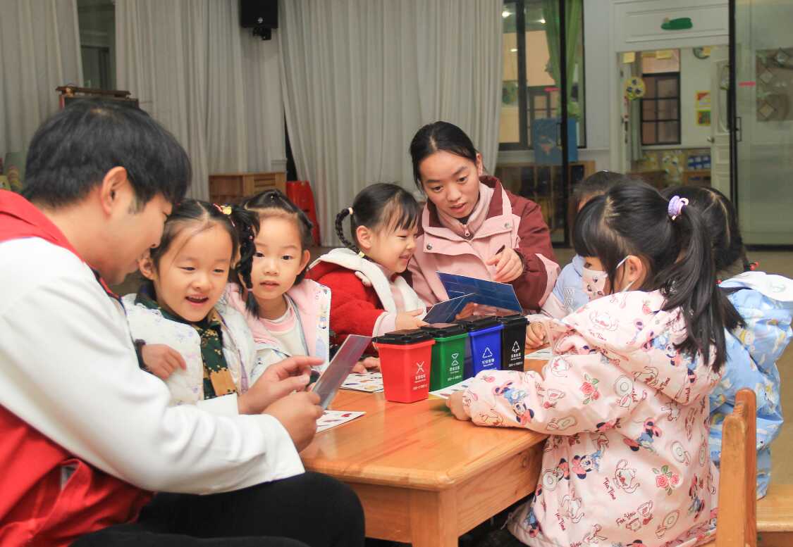 高新区关东街垃圾分类宣讲嵌入幼儿日常教学3.png