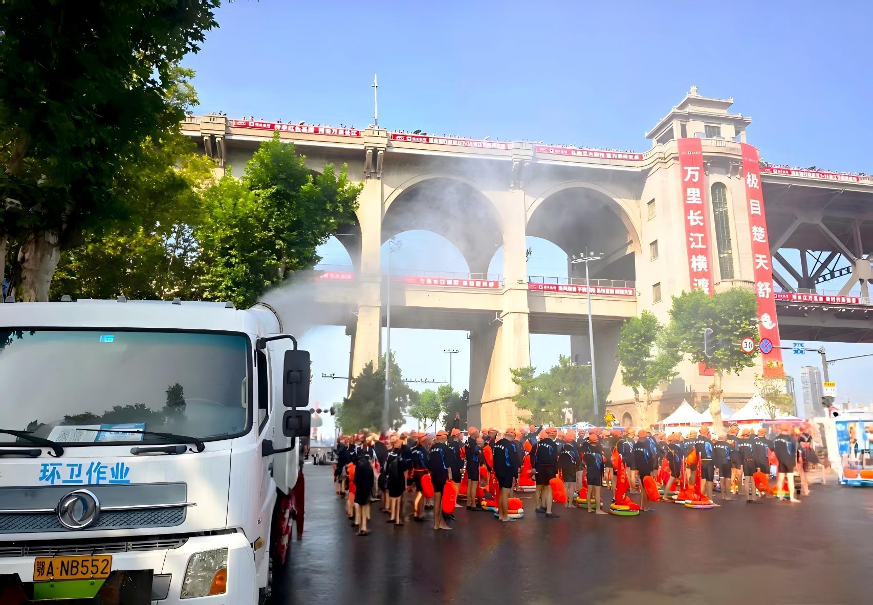 武昌区:“泳士”集结,竞渡长江!武昌城管全方位护航“逐浪者”8.jpg