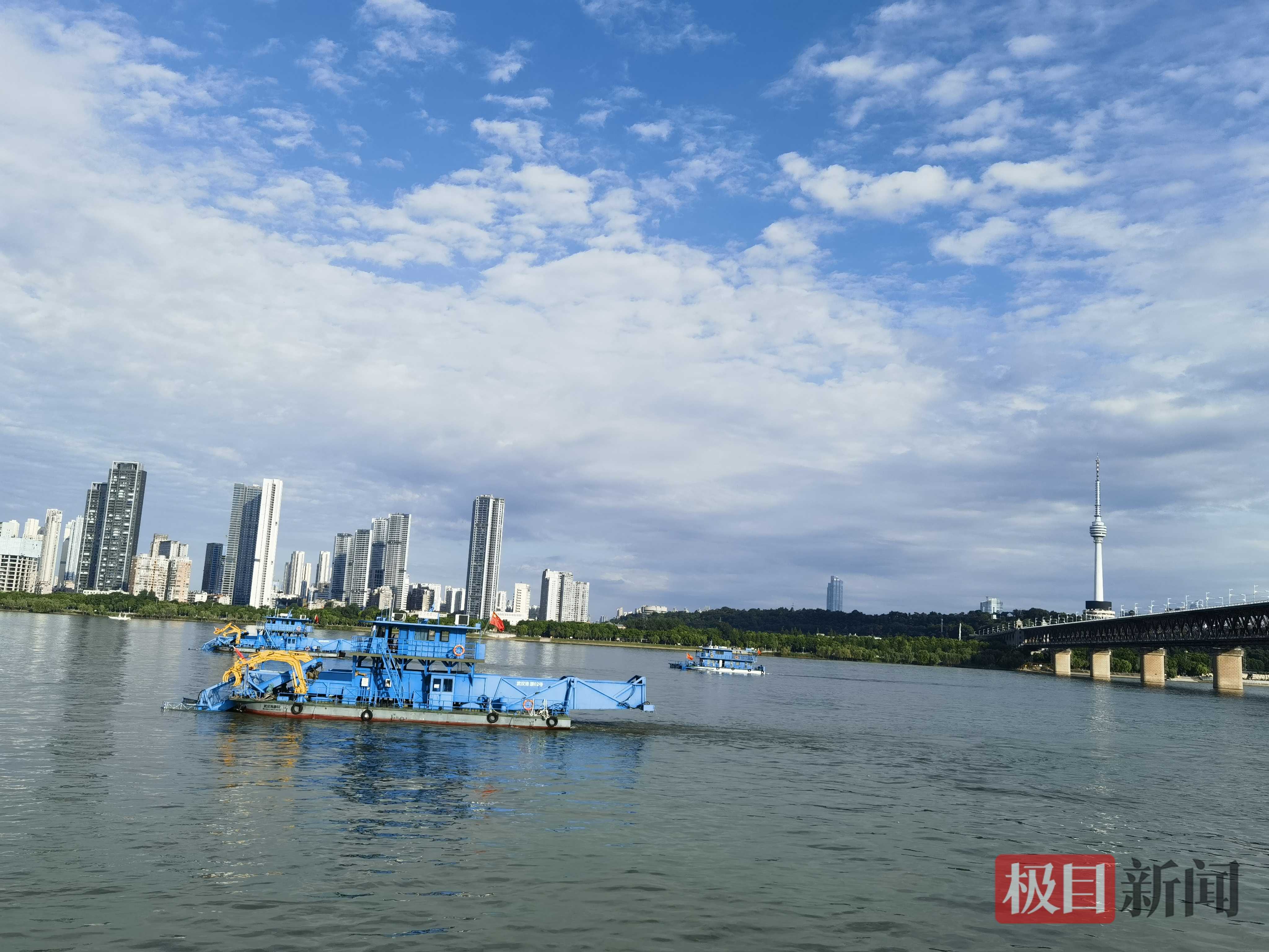 记者直击:武汉水上城管江面清漂,为“泳士”而来1.jpg