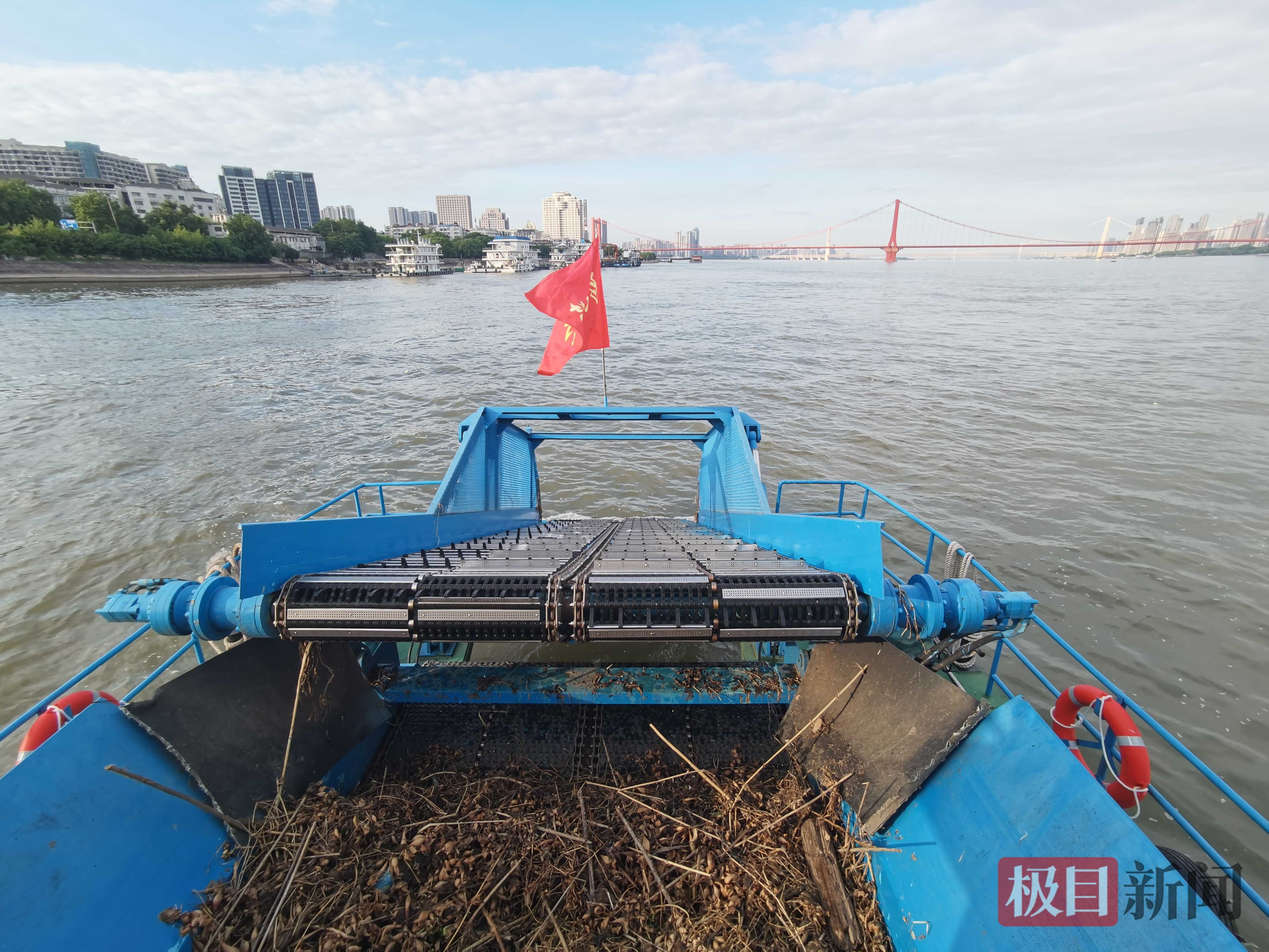 记者直击:武汉水上城管江面清漂,为“泳士”而来2.jpg
