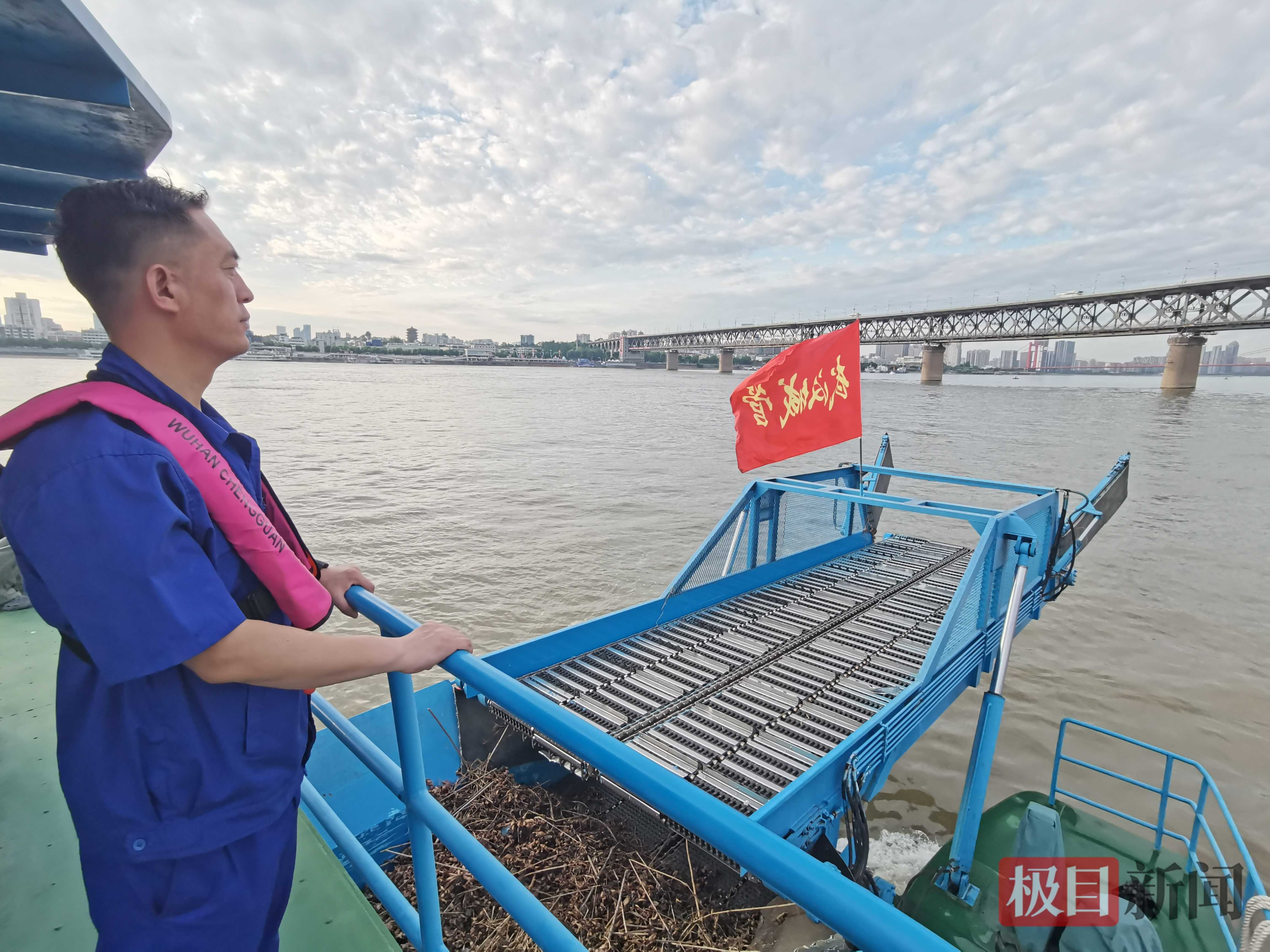记者直击:武汉水上城管江面清漂,为“泳士”而来3.jpg