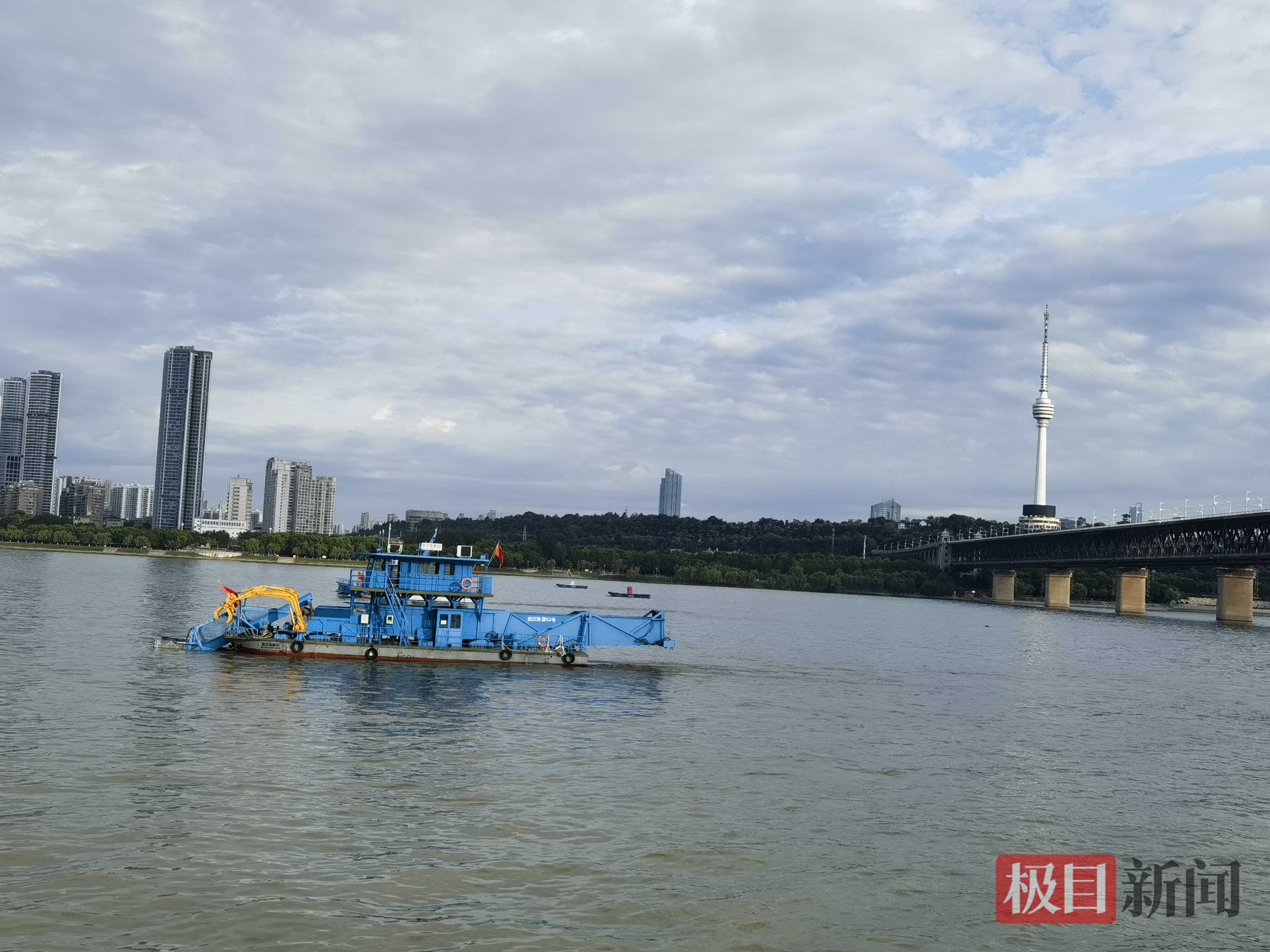记者直击:武汉水上城管江面清漂,为“泳士”而来4.jpg