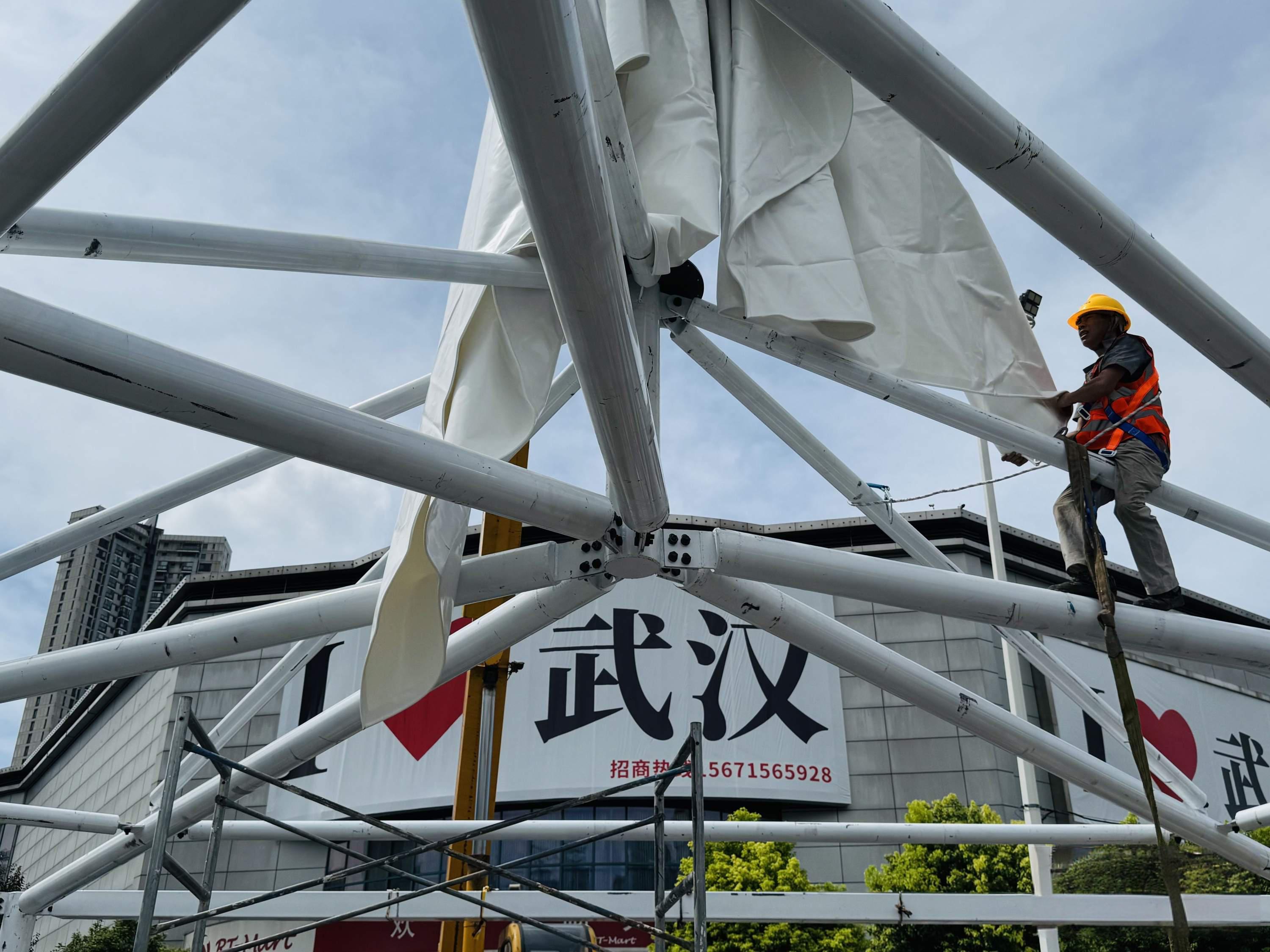 交通路口搭建遮阳雨棚,市民等候红绿灯舒适多了1.jpeg