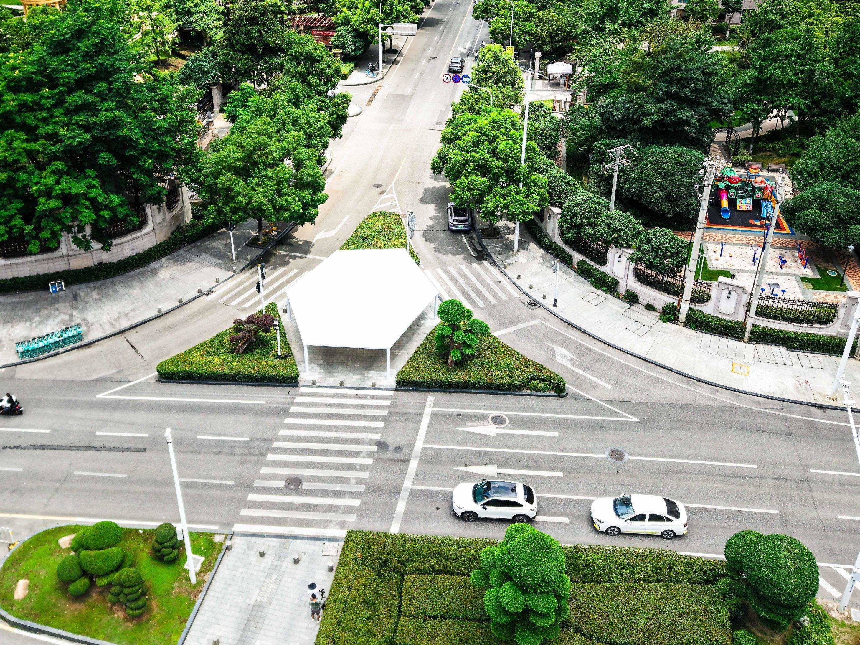 交通路口搭建遮阳雨棚,市民等候红绿灯舒适多了3.jpeg