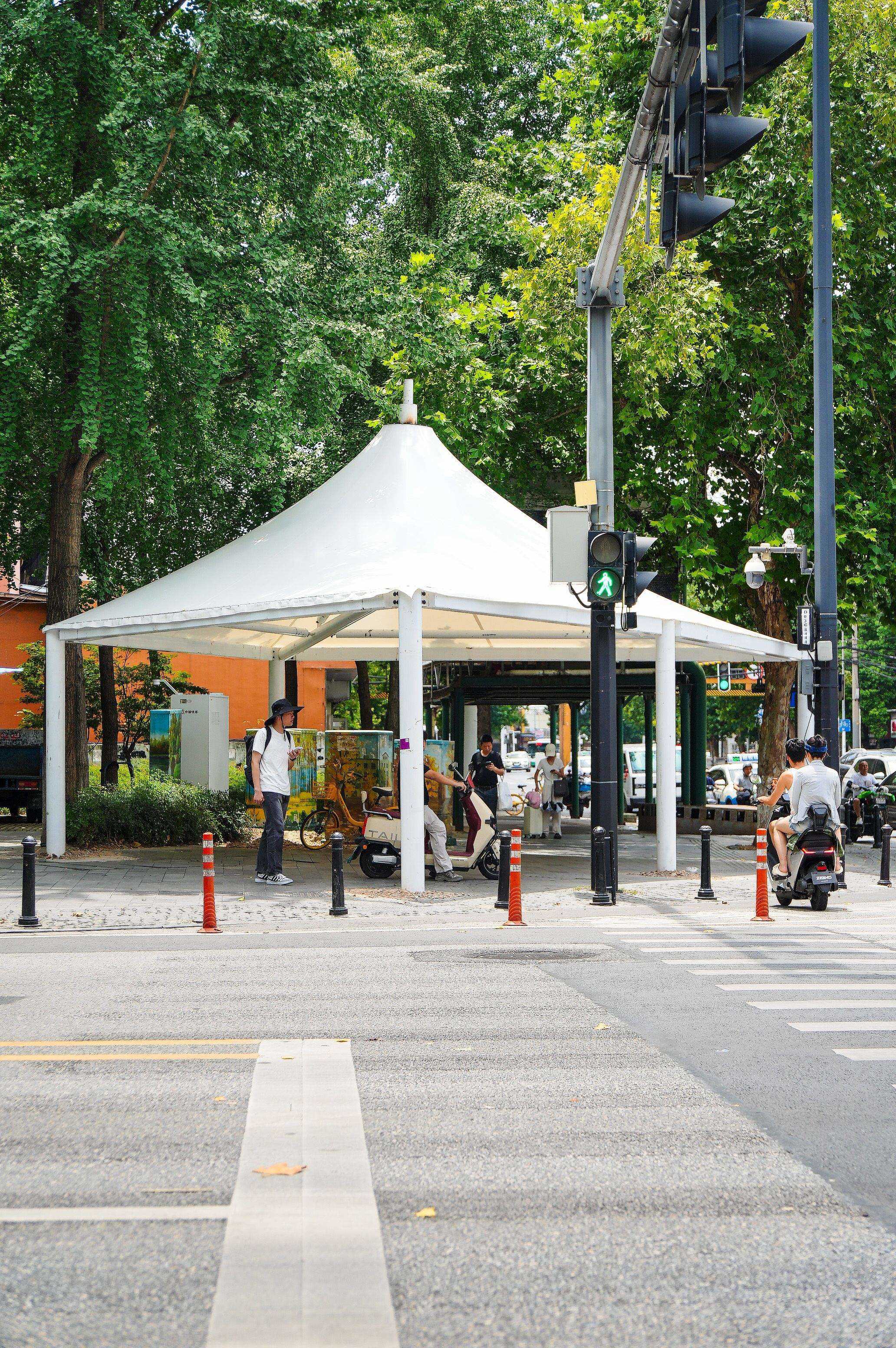 交通路口搭建遮阳雨棚,市民等候红绿灯舒适多了4.jpeg