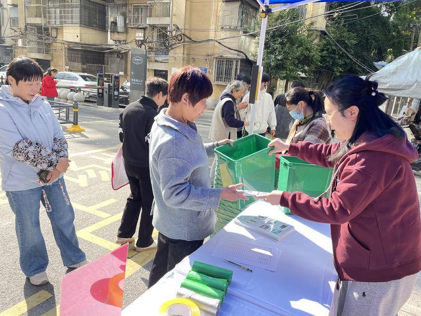 江岸区开展“两袋对两桶”垃圾分类宣传活动1.jpg